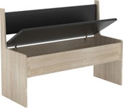 Holzfarbene Sitzbank mit schwarzer, aufklappbarer Sitzfläche und Stauraumfach, schräg von vorne in leicht erhöhter Perspektive dargestellt