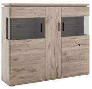 Helles Holz-Highboard mit Glaseinsätzen und schwarzen Griffen, frontale Ansicht.