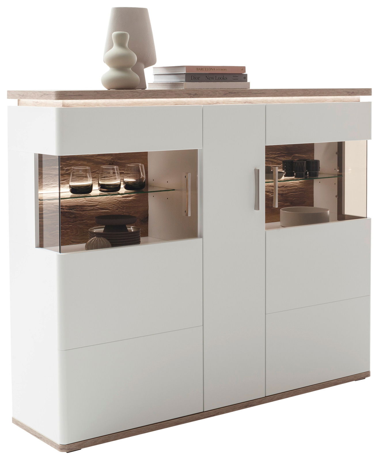 Modernes Highboard mit weißem Finish, Glasvitrinen und Holzdetails, seitliche Perspektive