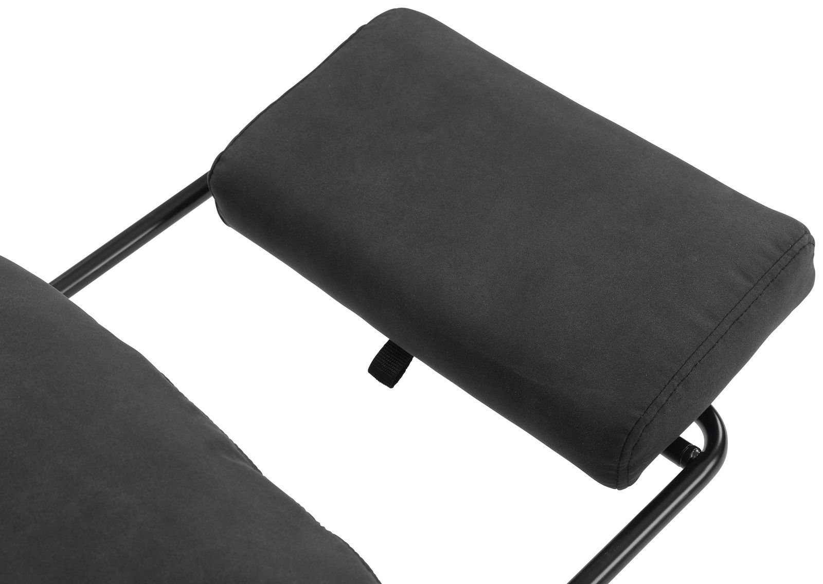 Nahaufnahme eines schwarzen Chefsessels mit gepolsterter Armlehne, seitliche Perspektive