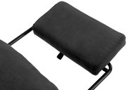 Nahaufnahme eines schwarzen Chefsessels mit gepolsterter Armlehne, seitliche Perspektive