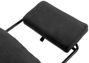 Nahaufnahme eines schwarzen Chefsessels mit gepolsterter Armlehne, seitliche Perspektive