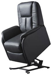 Schwarzer Einzelsessel in aufrechter Position, seitliche Perspektive