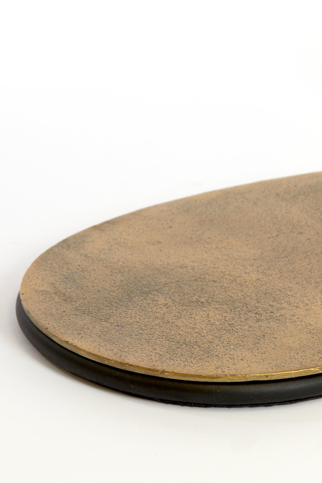 Close-up van het tafelblad van een bijzettafel MARS met een rond, glad oppervlak in een natuurlijke steenlook.