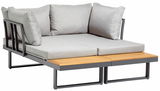 Gartenlounge mit grauen Kissen und Metallrahmen, seitliche Perspektive