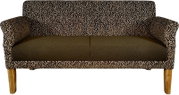 Gemustertes Zweisitzer-Sofa in Braun und Beige mit Holzbeinen, Frontansicht auf weißem Hintergrund