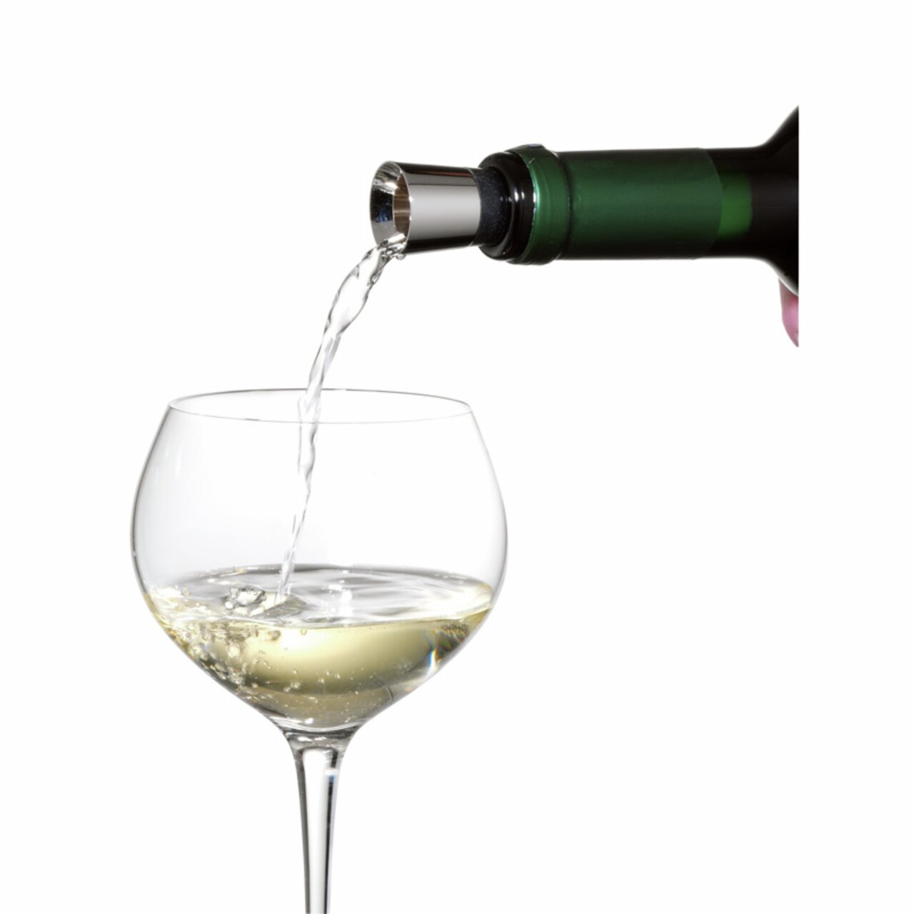 Weinausgießer mit Verschluss, der aus einer Flasche in ein Weinglas einschenkt, seitliche Perspektive