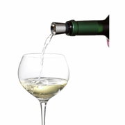 Weinausgießer mit Verschluss, der aus einer Flasche in ein Weinglas einschenkt, seitliche Perspektive