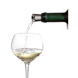 Weinausgießer mit Verschluss, der aus einer Flasche in ein Weinglas einschenkt, seitliche Perspektive