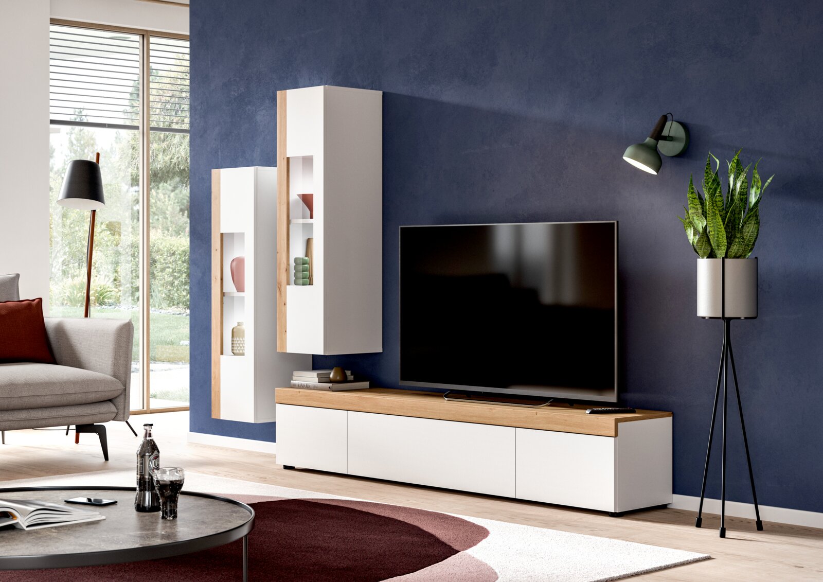 MID.YOU Wohnkombination RUDA Moderne Wohnkombination mit weißem und holzfarbenem Design, bestehend aus einem TV-Schrank und zwei hängenden Vitrinen, seitliche Perspektive.