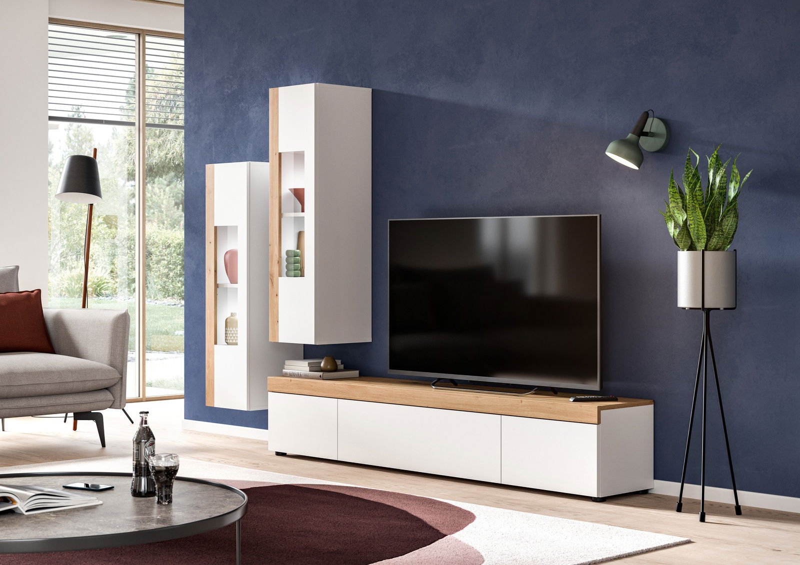 Moderne Wohnkombination mit weißem und holzfarbenem Design, bestehend aus einem TV-Schrank und zwei hängenden Vitrinen, seitliche Perspektive.