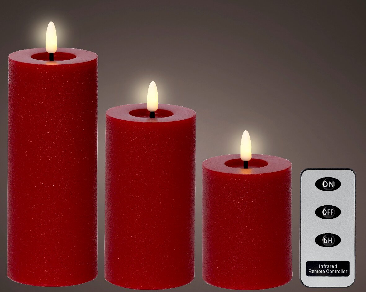 Drei rote LED-Kerzen in verschiedenen Größen mit flackerndem Licht, begleitet von einer Fernbedienung. Frontalansicht.