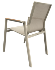 Moderner Stapelstuhl mit Armlehnen, Rückansicht, beige Netzbespannung und Metallrahmen.