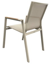 Moderne stapelstoel met armleuningen, achteraanzicht, beige gaasbekleding en metalen frame.