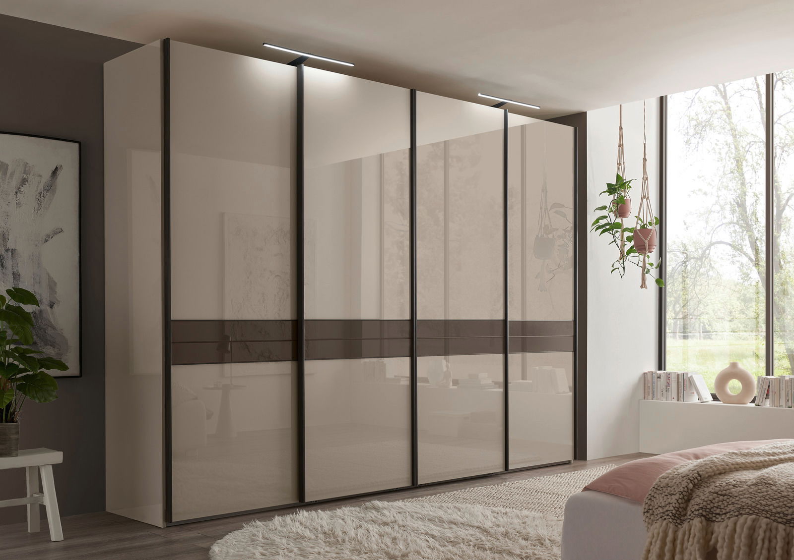 Moderner Schwebetürenschrank in einem stilvollen Schlafzimmer, seitliche Perspektive