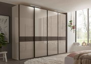 Moderner Schwebetürenschrank in einem stilvollen Schlafzimmer, seitliche Perspektive