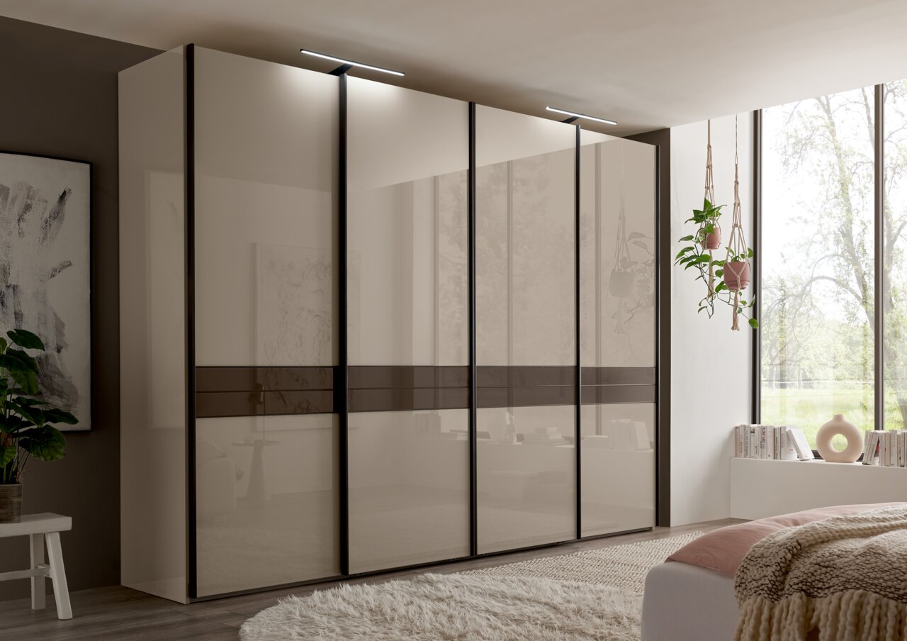 Moderner Schwebetürenschrank in einem stilvollen Schlafzimmer, seitliche Perspektive