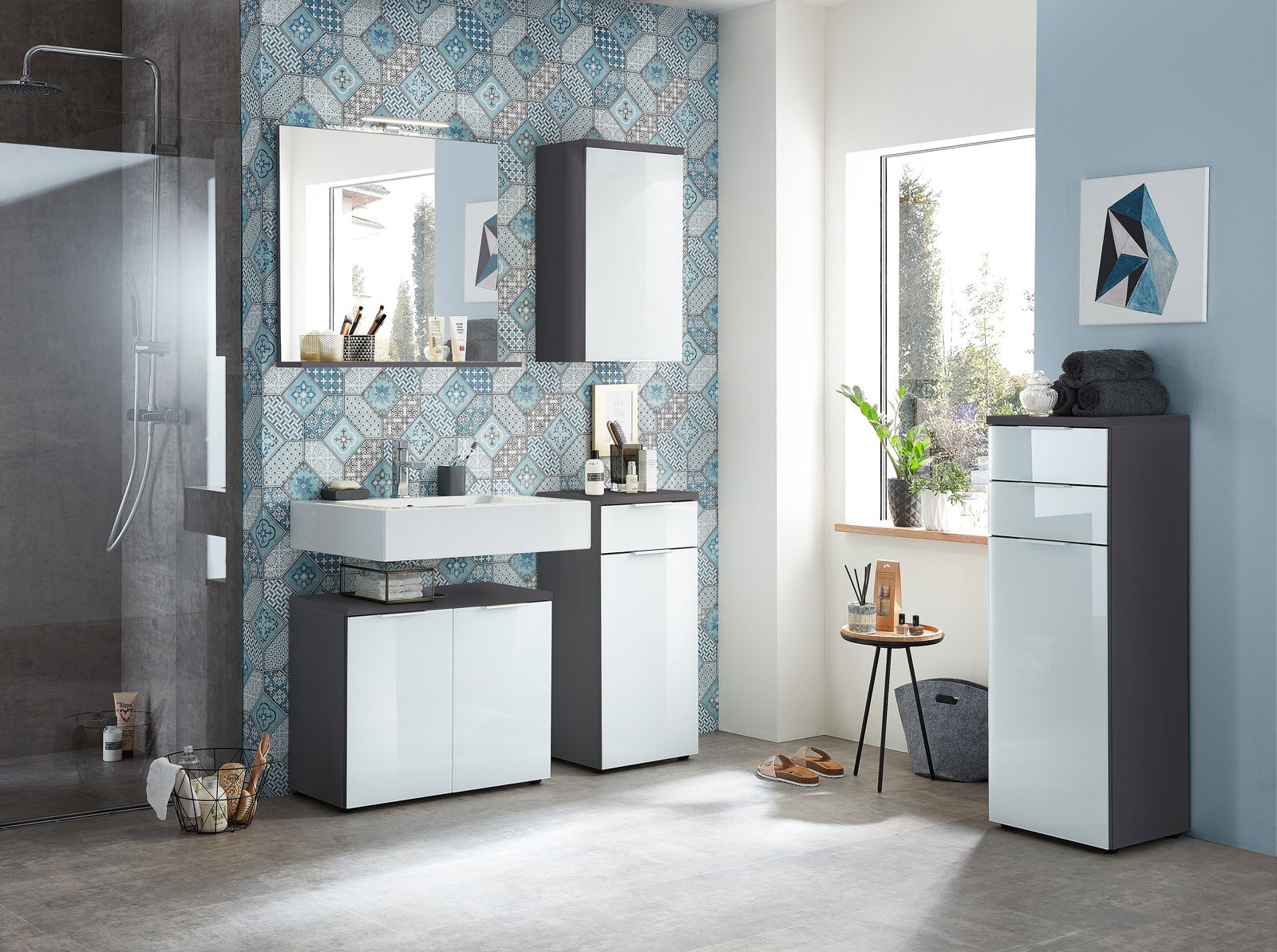 Moderner Badezimmer-Unterschrank in einer stilvollen Umgebung, seitliche Perspektive