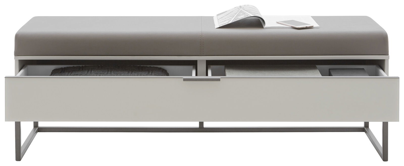 Moderne Ankleidebank mit grauem Sitzpolster und offener Schublade, frontal betrachtet.