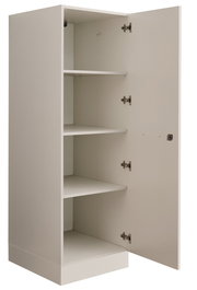 Weißer Hochschrank mit geöffneter Tür und drei Einlegeböden, Innenansicht in leichter Frontansicht von schräg rechts