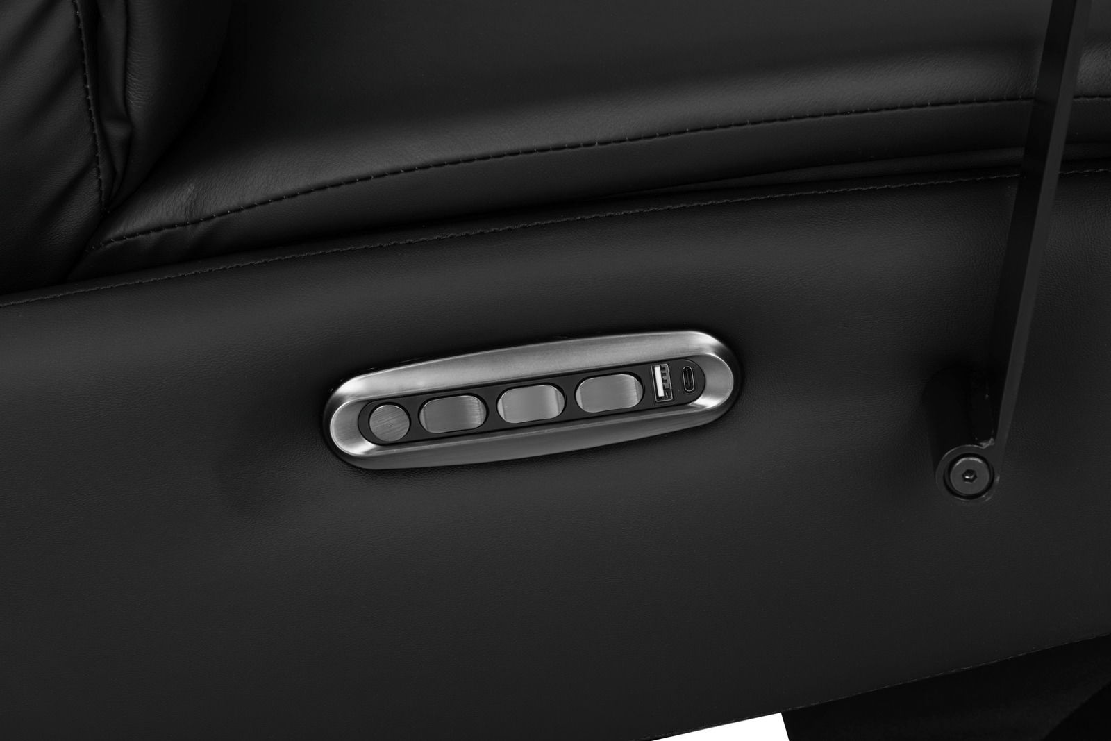 Nahaufnahme der Seitenansicht eines schwarzen Relaxsessels mit integrierten Bedienelementen und USB-Anschlüssen.