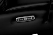 Nahaufnahme der Seitenansicht eines schwarzen Relaxsessels mit integrierten Bedienelementen und USB-Anschlüssen.