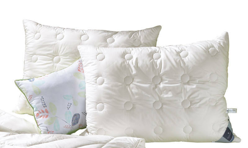 billerbeck Kopfkissen Faser Concerto Zwei weiße, gesteppte Kopfkissen der Serie Concerto von billerbeck, frontal abgebildet, mit einem dekorativen Kissen im Hintergrund.