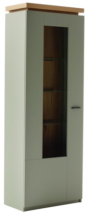 Hoher, moderner Vitrinenschrank in Grau mit Holzdeckplatte und schmalem Glaseinsatz, mit sichtbaren Glasböden, freigestellt auf weißem Hintergrund, aus frontaler Ansicht mit leichter Seitenperspektive