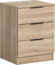 Holzoptik-Nachttisch mit drei Schubladen und schwarzen Griffleisten, schräg von vorne links fotografiert