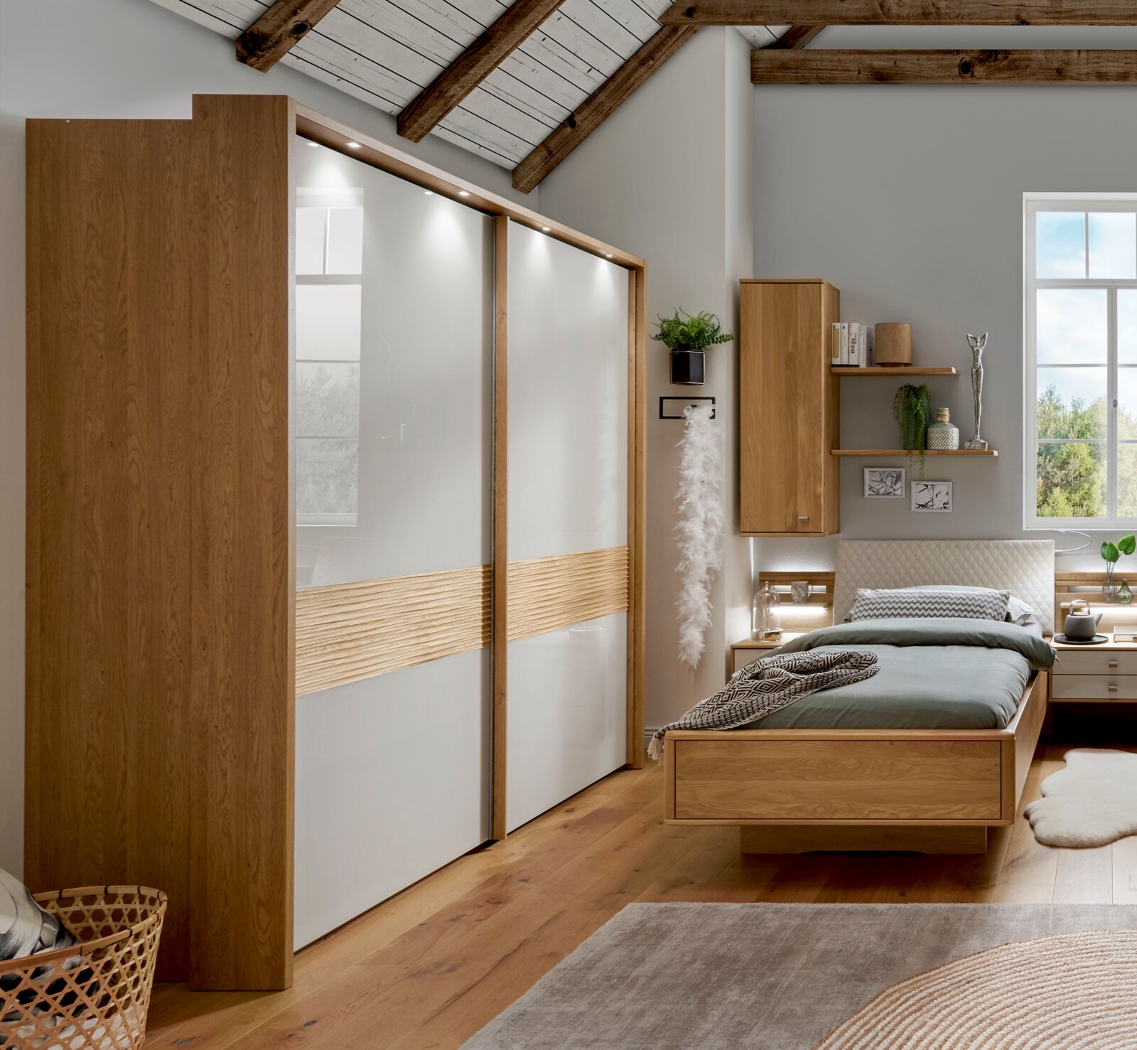 Modernes Schlafzimmer mit großem Schwebetürenschrank in Holzoptik und weißen Fronten mit horizontaler Holzleiste, daneben Holzbett und Wandregale; Perspektive: leicht schräger Blick von vorn links in den Raum.