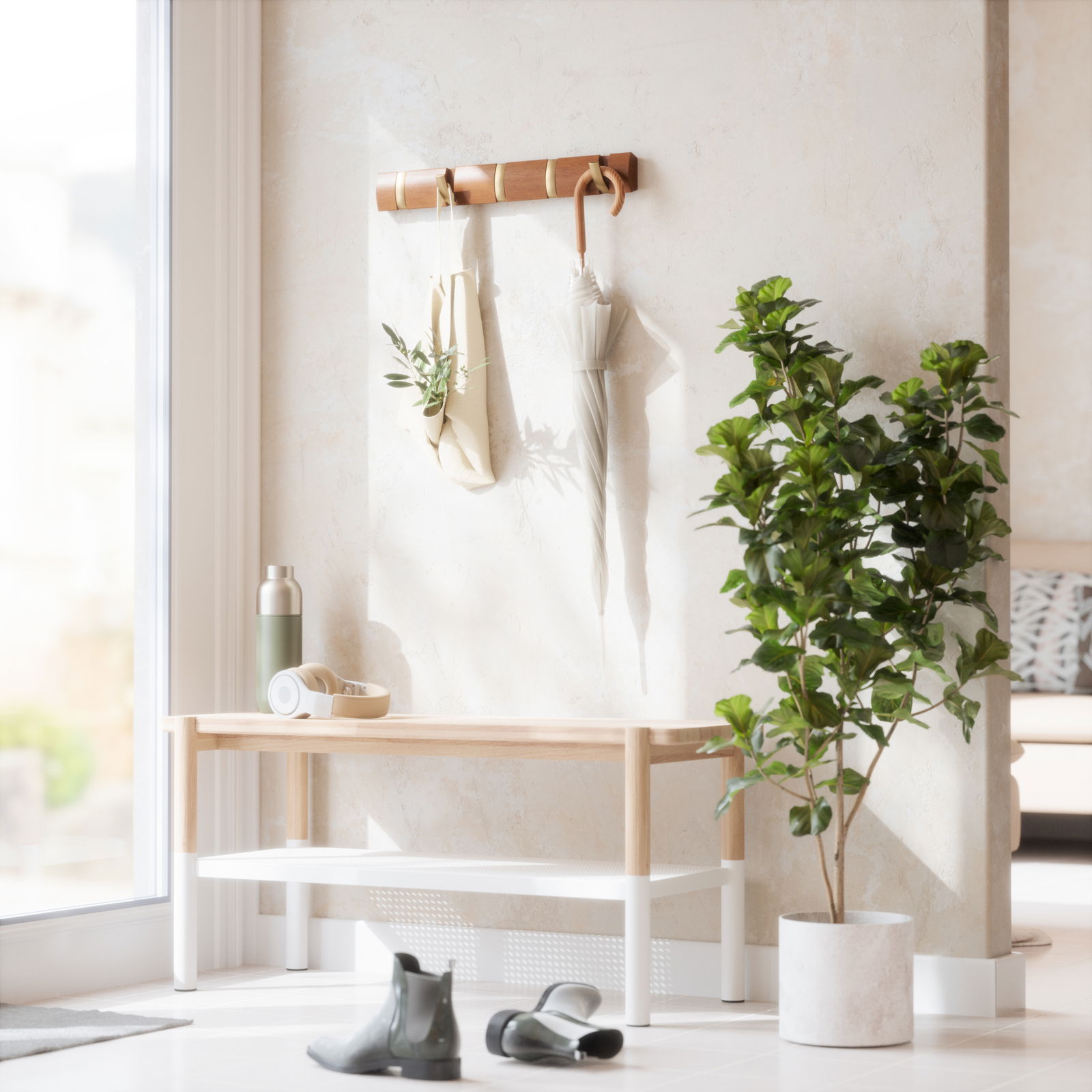 Wandgarderobe aus Holz mit Haken, an denen eine Tasche und ein Regenschirm hängen, im Vordergrund eine Bank und ein grüner Pflanzenkübel, seitliche Perspektive