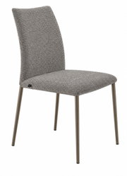 Gepolsterter Esszimmerstuhl mit grauem Bouclé-Bezug und schlanken Metallbeinen in Taupe, freigestellt auf weißem Hintergrund, in schräger Vorderansicht (3/4-Perspektive)