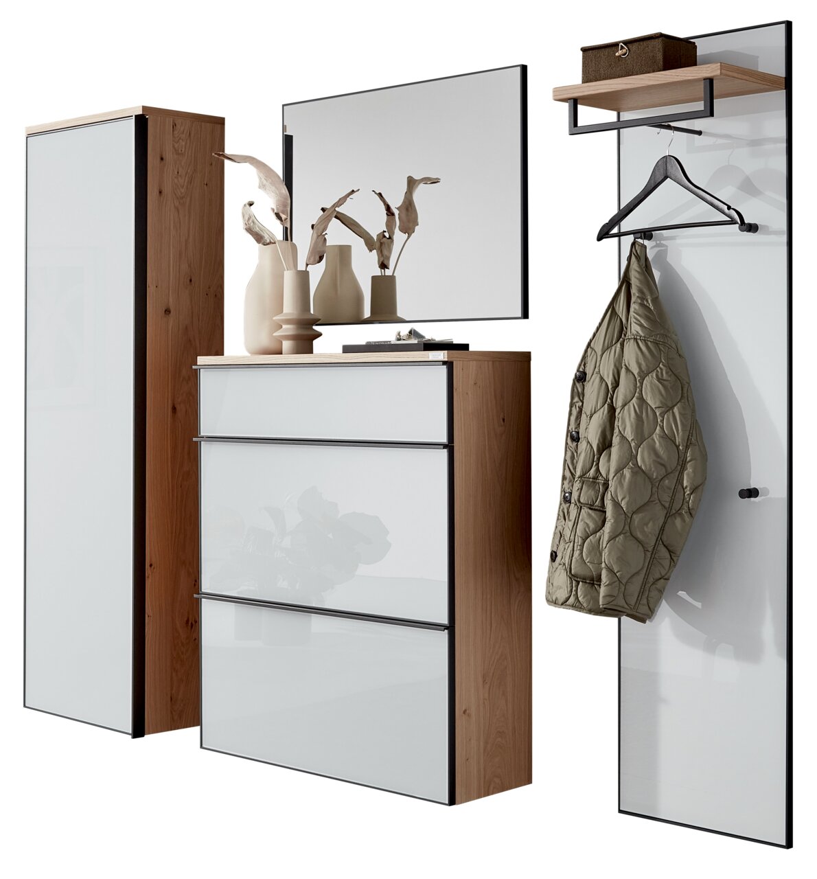 Garderoben-Set 4-tlg. in moderner Holz- und Weißoptik, bestehend aus einem hohen Schrank, einer Kommode mit drei Schubladen, einem Spiegel und einer Wandgarderobe mit Ablage und Kleiderhaken. Perspektive: Frontalansicht.