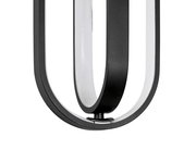 Nahaufnahme einer modernen LED-Hängeleuchte mit schwarzem Rahmen und geschwungenem Design, seitliche Perspektive.