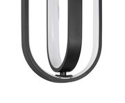 Nahaufnahme einer modernen LED-Hängeleuchte mit schwarzem Rahmen und geschwungenem Design, seitliche Perspektive.