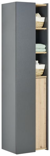 Moderner Hochschrank in grauer Farbe mit teilweise geöffneter Tür, die Holzregale mit Körben und Handtüchern zeigt, seitliche Perspektive.