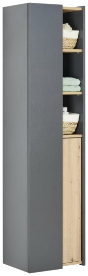 Moderner Hochschrank in grauer Farbe mit teilweise geöffneter Tür, die Holzregale mit Körben und Handtüchern zeigt, seitliche Perspektive.