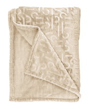 Beige Plaid 140x190cm mit eingeprägtem Muster, ausgebreitet und teilweise gefaltet, von oben betrachtet