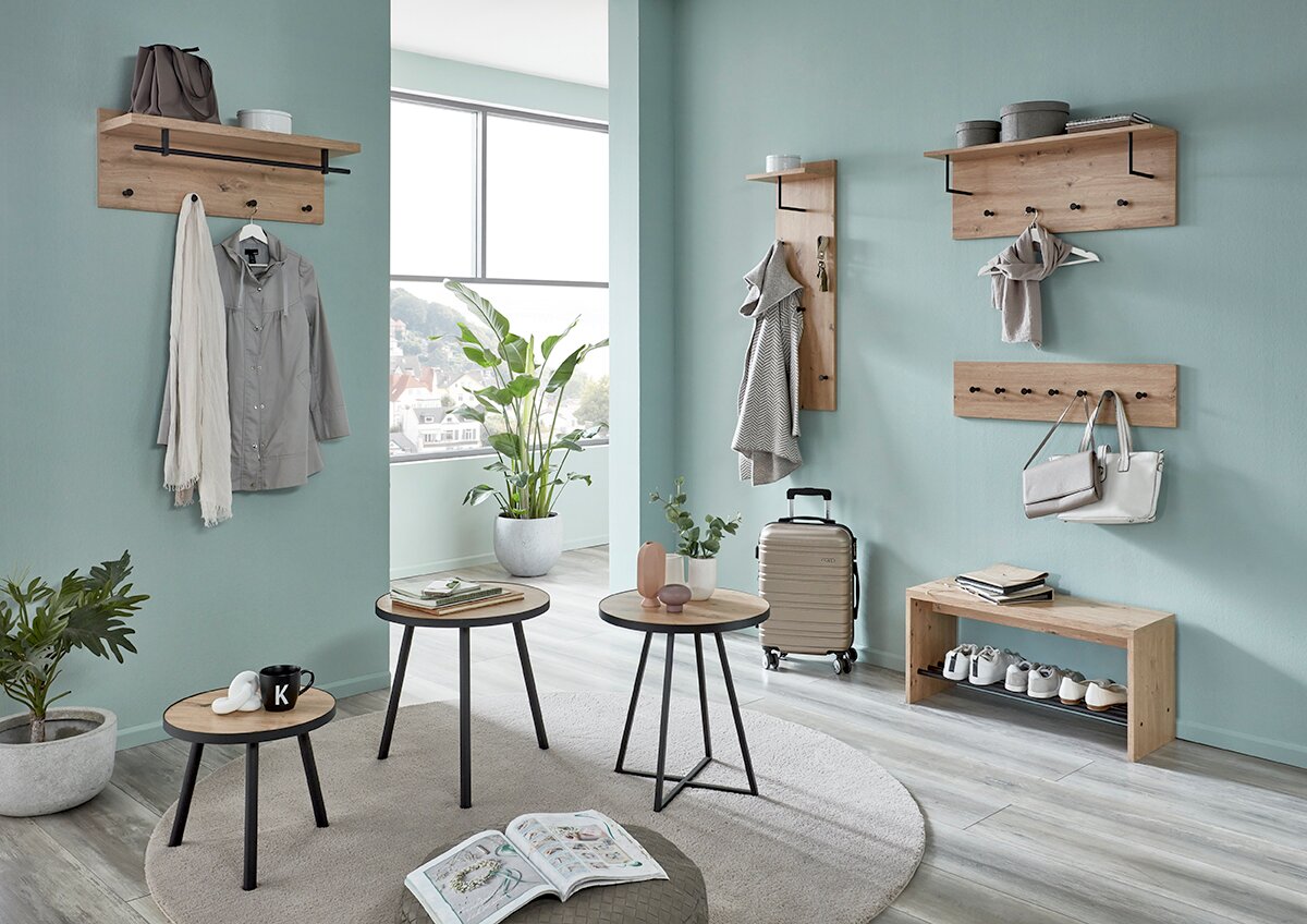 Modernes Flur-Set aus Holz mit Wandgarderoben, Hakenleisten und Schuhbank, dekoriert mit Jacken, Taschen und Koffer, in Frontansicht im Raum