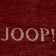 Nahaufnahme einer roten Decke mit dem weißen Schriftzug 'JOOP!'