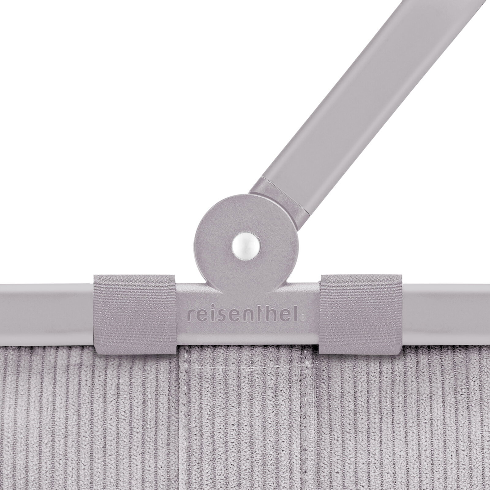 Detailaufnahme aus frontaler Perspektive: grauer Reisenthel-Tragegriff mit Gelenk und Klettverschluss an einer gerippten Stofftasche