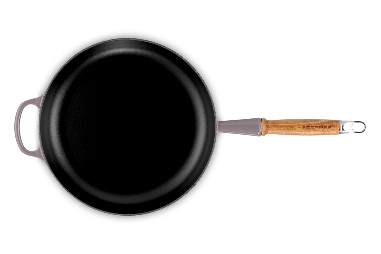 Ansicht von oben auf eine schwarze Bratpfanne mit Holzgriff und zusätzlichem Haltegriff, 28 cm Durchmesser.