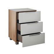 Nachtkommode mit drei offenen Schubladen, Holzoptik an den Seiten, weiße Fronten, seitliche Perspektive