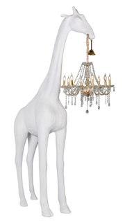 Weiße Giraffen-Skulptur, die einen funkelnden Kristall-Kronleuchter mit goldfarbenen Details im Maul hält, frontal in leichter Seitenansicht vor weißem Hintergrund