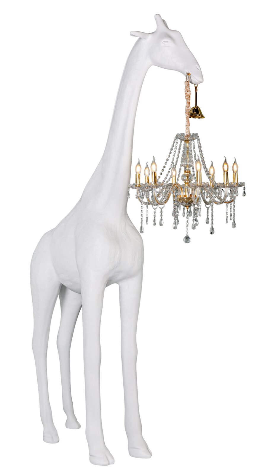 Weiße Giraffen-Skulptur, die einen funkelnden Kristall-Kronleuchter mit goldfarbenen Details im Maul hält, frontal in leichter Seitenansicht vor weißem Hintergrund