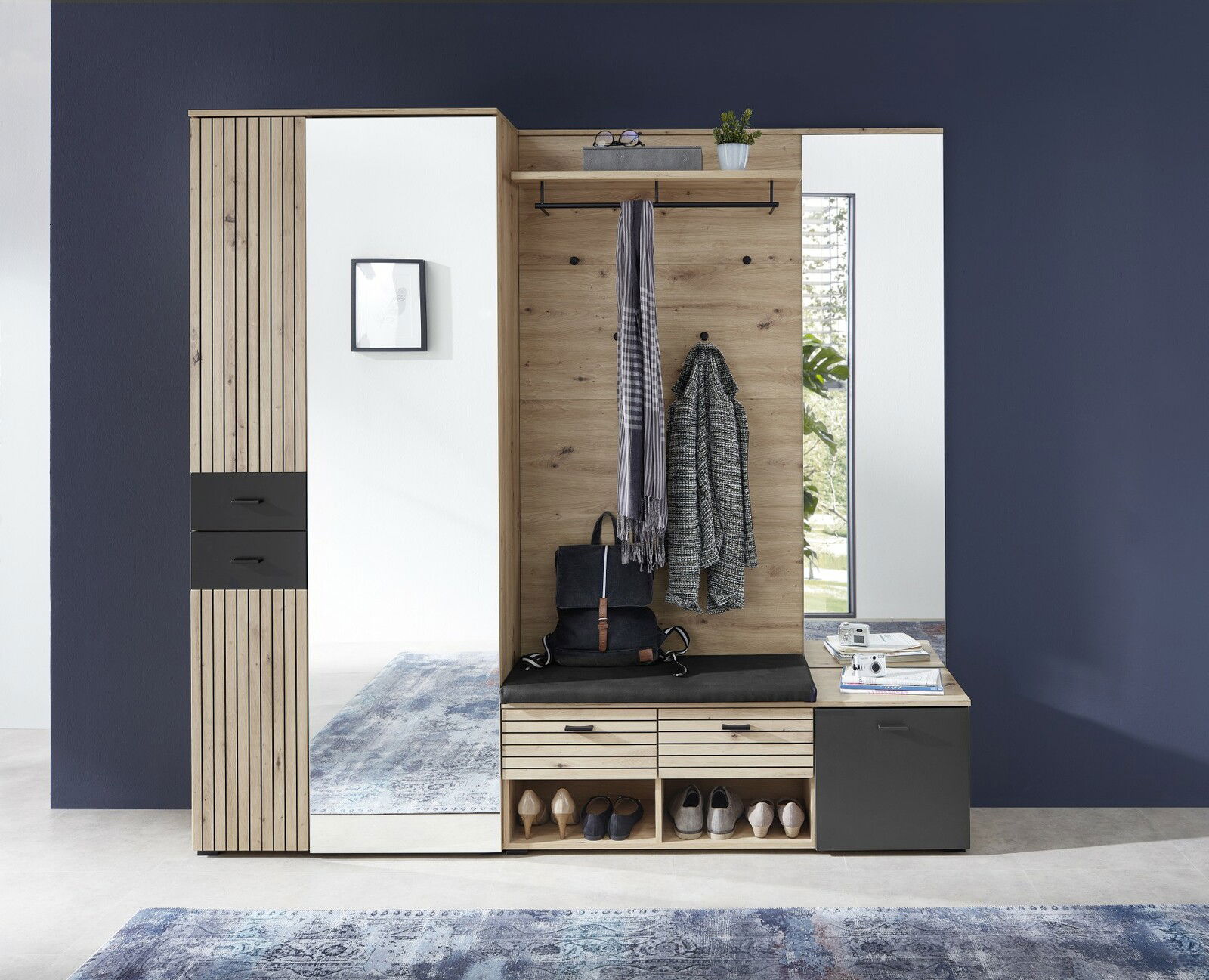 Garderoben-Set mit Holz- und Spiegelelementen, inklusive Kleiderhaken, Sitzbank und Schuhablage, aus frontaler Perspektive.