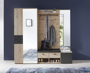 Garderoben-Set mit Holz- und Spiegelelementen, inklusive Kleiderhaken, Sitzbank und Schuhablage, aus frontaler Perspektive.