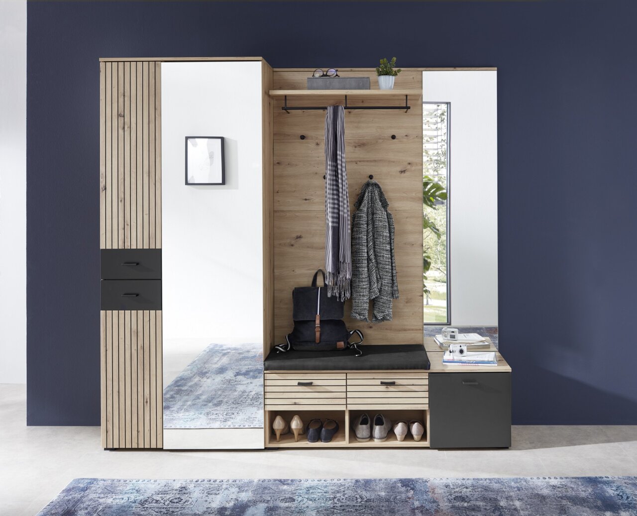 Garderoben-Set mit Holz- und Spiegelelementen, inklusive Kleiderhaken, Sitzbank und Schuhablage, aus frontaler Perspektive.