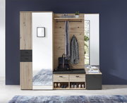 Garderoben-Set mit Holz- und Spiegelelementen, inklusive Kleiderhaken, Sitzbank und Schuhablage, aus frontaler Perspektive.