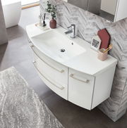 Moderne Badkombination mit weißem Waschbecken und Unterschrank, von oben fotografiert, mit stilvollen Accessoires dekoriert.